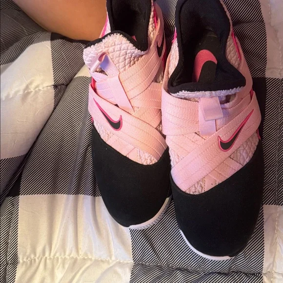 pink women’s lebrons - Picture 4 of 4
